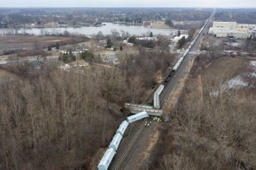 美国缅因州罗克伍德发生载有危险品的火车脱轨事件