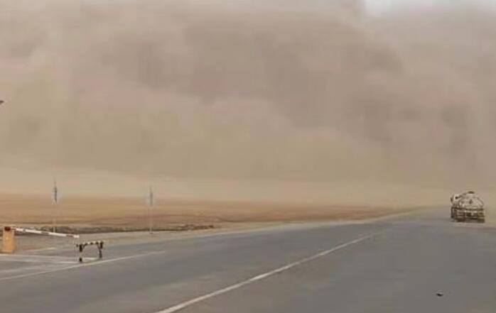 蒙古国西部地区遭到强沙尘暴袭击