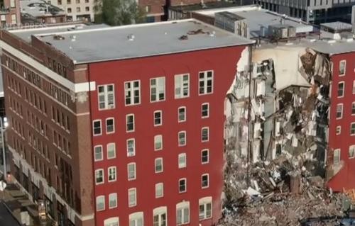 美国艾奥瓦州一建筑部分坍塌 人员伤亡情况不明