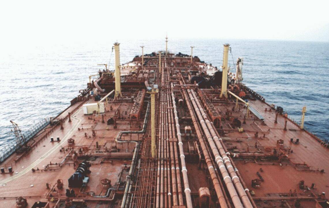 联合国工程船抵达“萨菲尔”号油轮附近为转移原油做准备