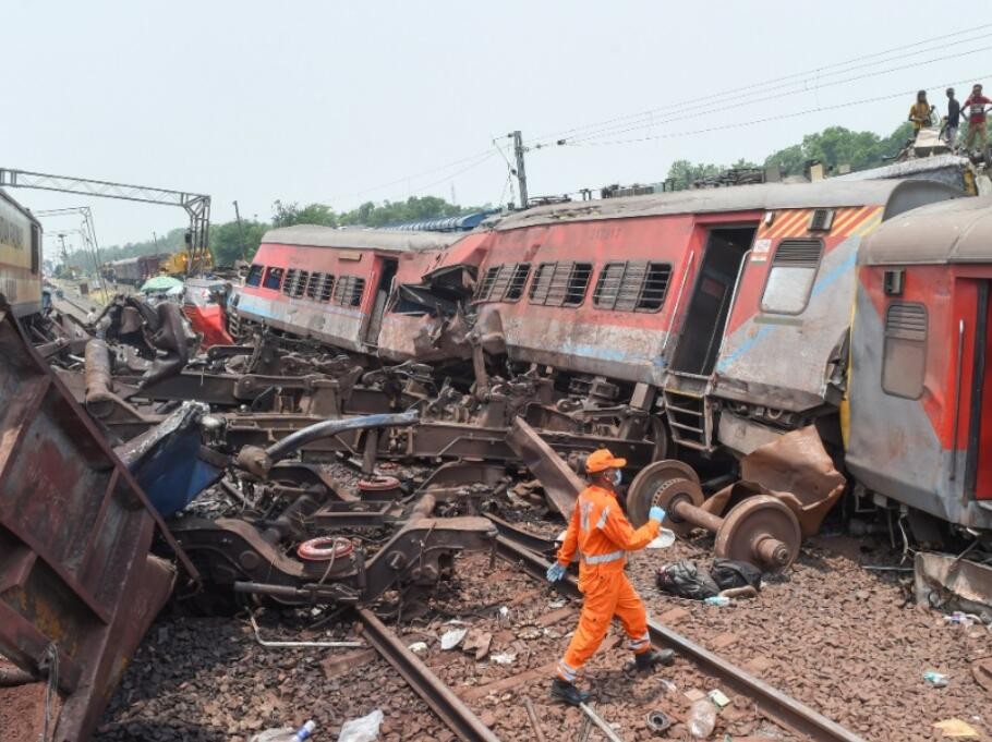 初步调查显示信号问题致印度列车脱轨相撞