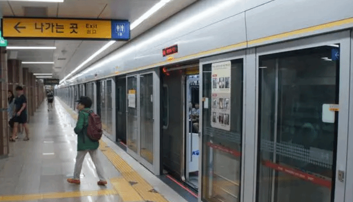 韩国京畿道盆堂线地铁站内自动扶梯逆行 致14人受伤