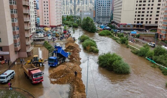 蒙古国首都乌兰巴托部分地区遭受洪水侵袭
