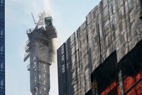 纽约曼哈顿一台起重机起火并部分倒塌 导致11人受伤