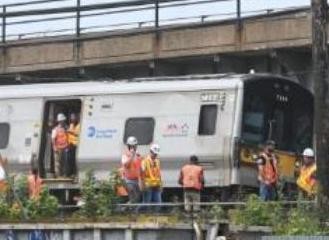美国纽约发生一起火车脱轨事故 致13人受伤