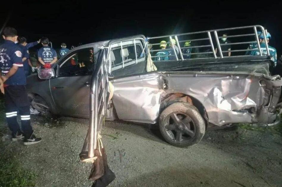 泰国火车与皮卡车相撞致8人死亡