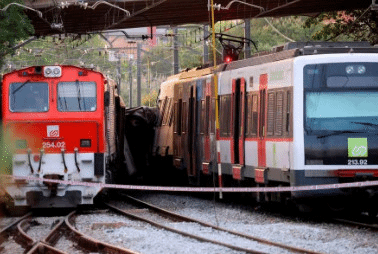 西班牙一火车与横穿铁路的行人相撞 造成4人死亡
