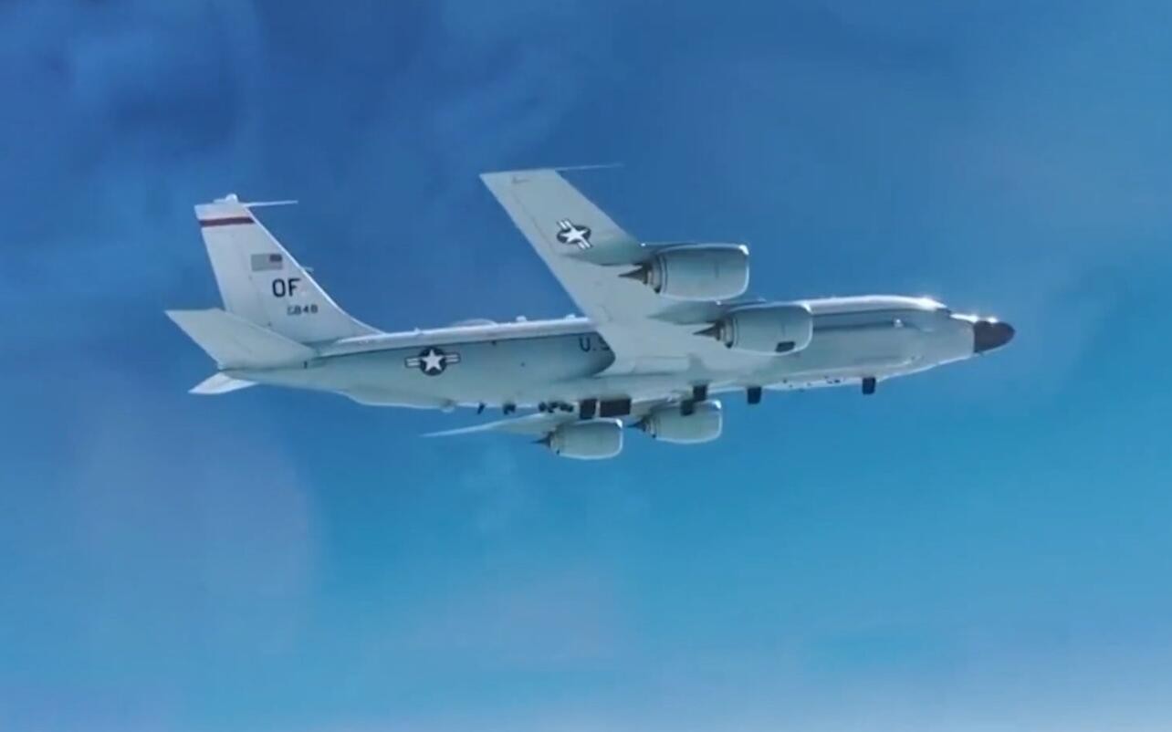 俄战机在巴伦支海上空对美侦察机实施伴飞