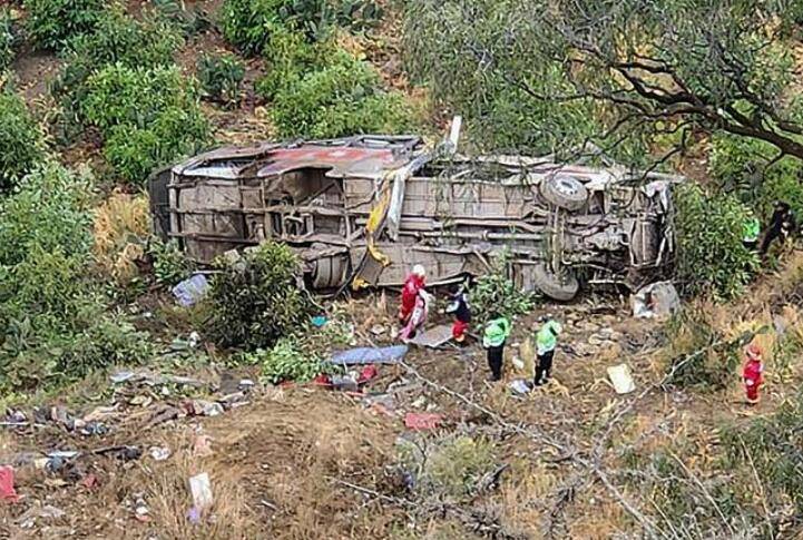 秘鲁南部一客车坠崖致24人死亡