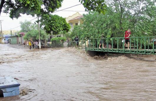 墨西哥西部强降雨引发洪水致7人死亡