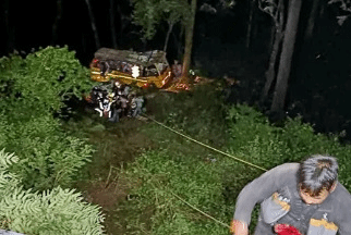 印度北部一公交车坠崖 至少7人死亡