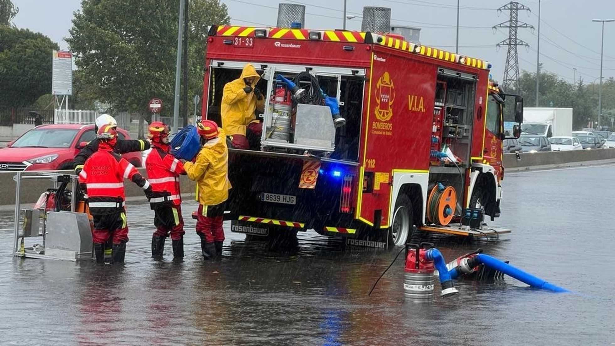 西班牙首都马德里遭遇强降雨天气 当地交通陷入瘫痪