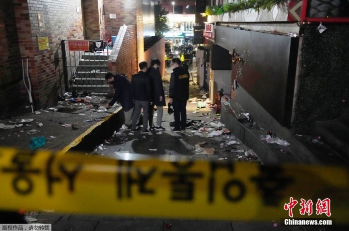 当地时间2022年10月29日晚,韩国首尔龙山区梨泰院发生大规模踩踏事故。图为30日凌晨,警方勘察现场。 当地时间2022年10月29日晚,韩国首尔龙山区梨泰院发生大规模踩踏事故。图为30日凌晨,警方勘察现场。