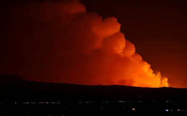 冰岛西南部雷克雅内斯半岛一座火山喷发
