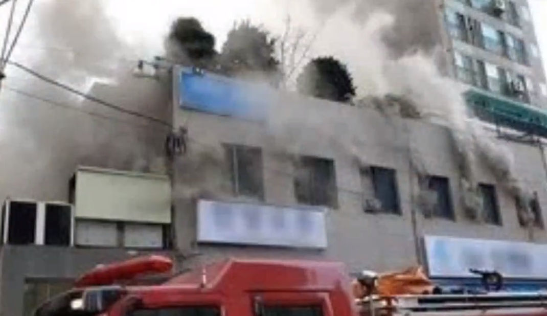 韩国首尔一公寓发生火灾致2死29伤