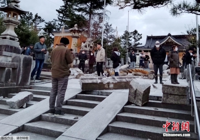 当地时间2024年1月1日,位于日本石川县一处神社鸟居在地震中坍塌。当地时间1月1日16时10分(北京时间15时10分),日本石川县能登地区发生7.6级地震。本次地震石川县能登地区观测到的最大地震烈度级别为“7”。 当地时间2024年1月1日,位于日本石川县一处神社鸟居在地震中坍塌。当地时间1月1日16时10分(北京时间15时10分),日本石川县能登地区发生7.6级地震。本次地震石川县能登地区观测到的最大地震烈度级别为“7”。