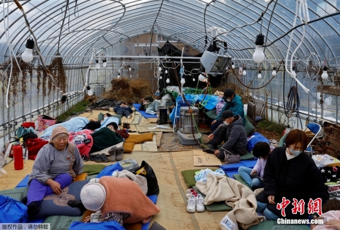 当地时间1月2日，日本石川县轮岛市，地震发生后，民众在改建为疏散中心的温室帐篷内休息。据日本共同社消息，当地时间1月2日晚，日本石川县政府发布消息称，截至目前，1月1日发生的能登半岛7.6级强震已致55人死亡。地震造成部分房屋倒塌、地面下沉。另据日本广播协会(NHK)报道，震中附近地区受灾情况严重，石川县和富山县等地已有超3万人避难。