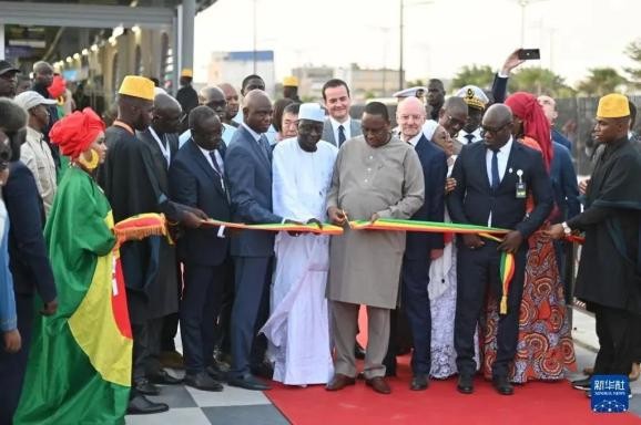塞内加尔总统为中企承建快速公交系统项目剪彩