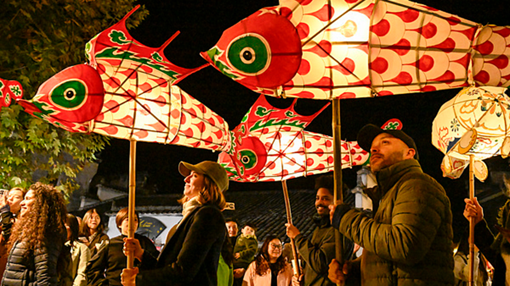 “到中国过年成热潮” 外国人沉浸式体验中国年