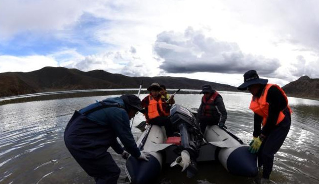 中国二次青藏科考分队完成海拔4300米浪错采样