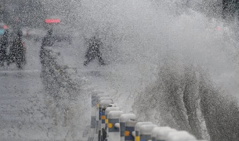 北京迎降雨局地暴雨 公众出行遇涉水路段谨慎慢行