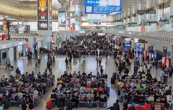 国庆火车票明起开抢 多地强调假期不许大规模聚集