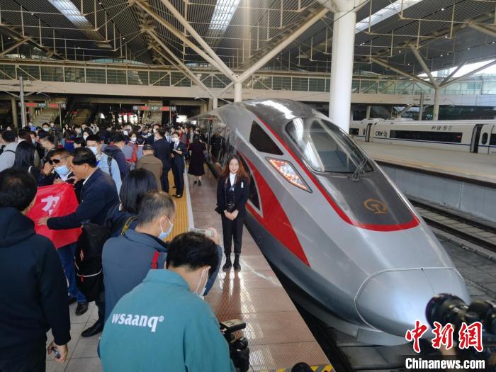 京港高铁赣州至深圳段通车首趟列车由深圳北站发出