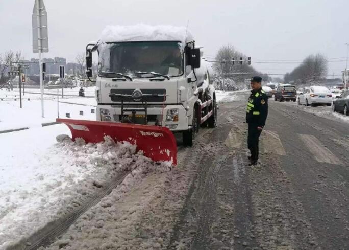 各地交通部门扫雪除冰 确保群众春运返程安全