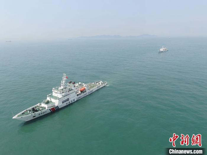 7月18日,中国海警局在山东青岛举行北太平洋公海渔业执法巡航编队起航欢送仪式。随着一声汽笛声响,由中国海警局“长山舰”和“石城舰”组成的编队解缆起航,缓缓驶离码头,前往北太平洋公海执行为期45天的渔业执法巡航任务。 <a target='_blank' href='/'>中新社</a>发 中国海警局 供图 点击进入下一页
