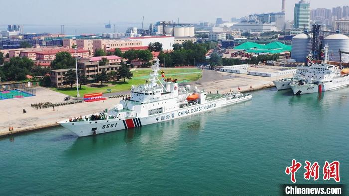 7月18日,中国海警局在山东青岛举行北太平洋公海渔业执法巡航编队起航欢送仪式。随着一声汽笛声响,由中国海警局“长山舰”和“石城舰”组成的编队解缆起航,缓缓驶离码头,前往北太平洋公海执行为期45天的渔业执法巡航任务。 <a target='_blank' href='/'>中新社</a>发 中国海警局 供图 点击进入下一页