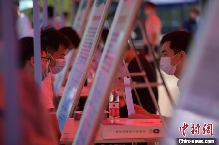 资料图:大学生在招聘单位展台前咨询。张娅子 摄 资料图:大学生在招聘单位展台前咨询。张娅子 摄