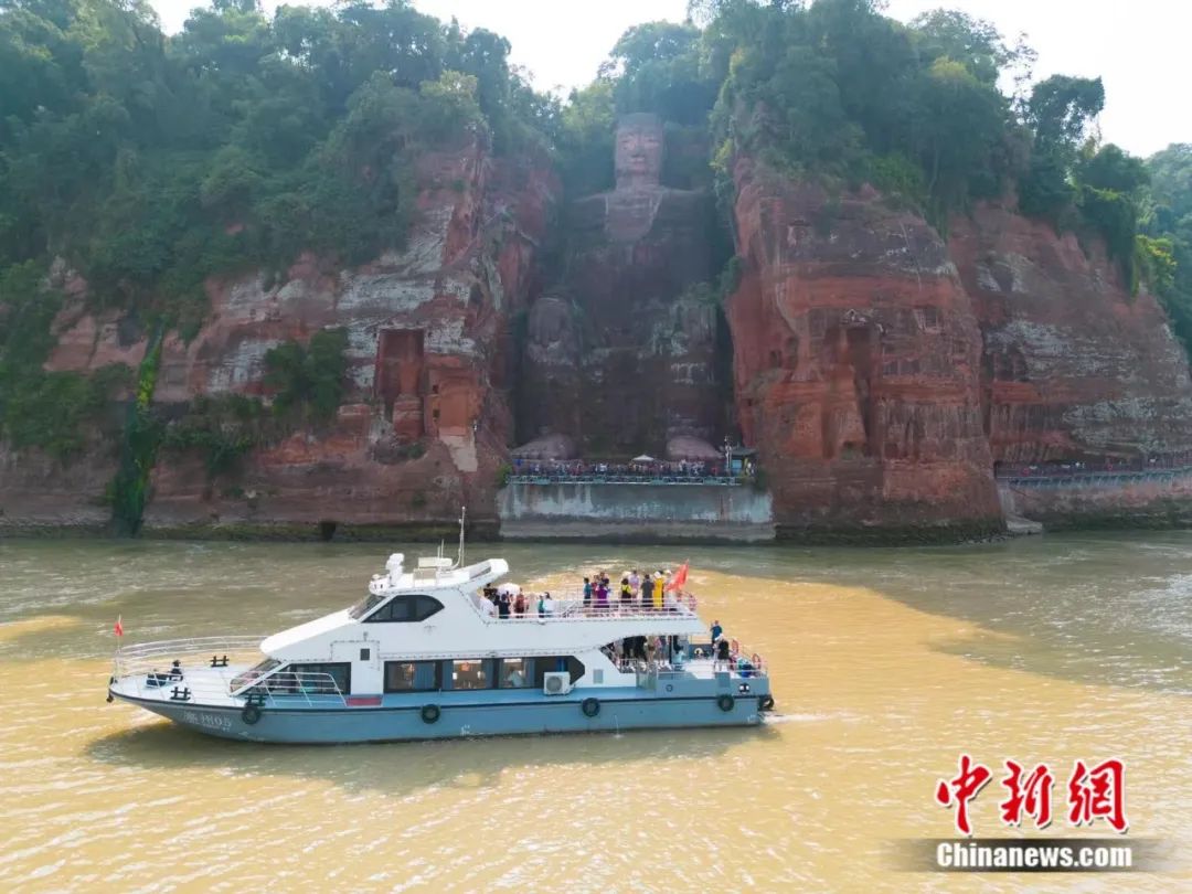 乐山大佛三江汇流处水位持续下降。张浪 摄 乐山大佛三江汇流处水位持续下降。张浪 摄