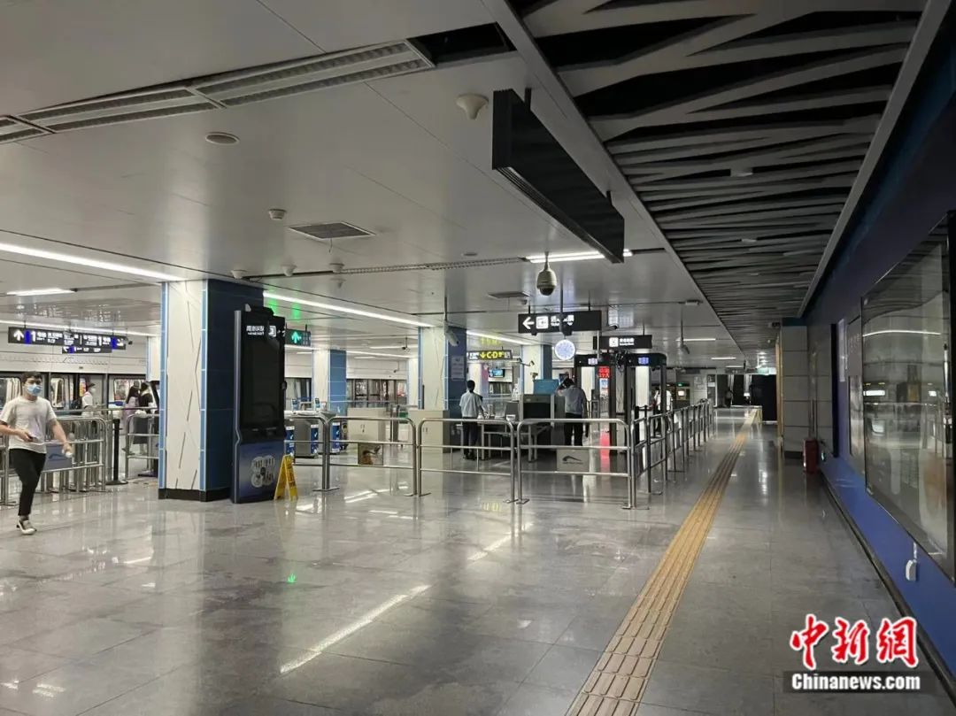 成都地铁内关闭了部分照明。贺劭清 摄 成都地铁内关闭了部分照明。贺劭清 摄