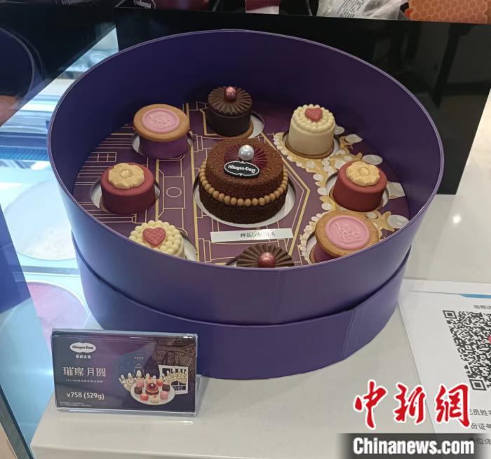 一哈根达斯门店展示的卢浮宫联名中秋套装礼盒。 左雨晴 摄 一哈根达斯门店展示的卢浮宫联名中秋套装礼盒。 左雨晴 摄