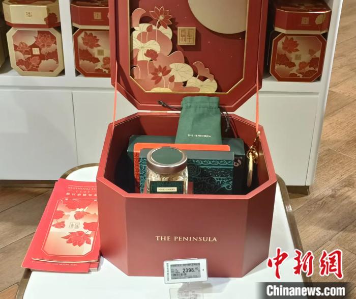 半岛酒店标价2398元的“中秋礼物篮”,其中不包含月饼,月饼需要另行购买。 左雨晴 摄 半岛酒店标价2398元的“中秋礼物篮”,其中不包含月饼,月饼需要另行购买。 左雨晴 摄