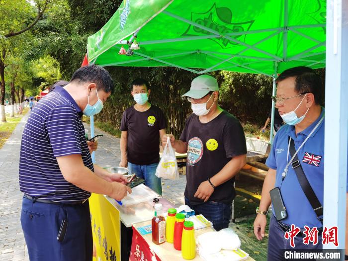 图为武汉园博园全民练摊节“乐里集贸”活动现场。 武汉市台办供图 图为武汉园博园全民练摊节“乐里集贸”活动现场。 武汉市台办供图