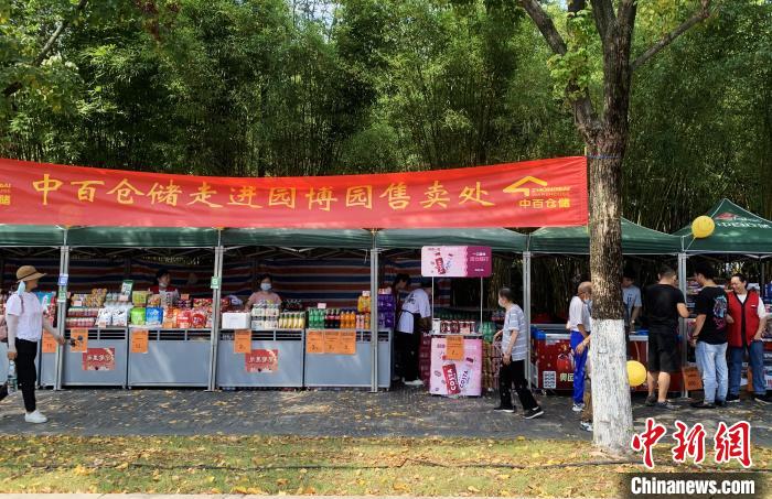 图为武汉园博园全民练摊节“乐里集贸”活动现场。 武汉市台办供图 图为武汉园博园全民练摊节“乐里集贸”活动现场。 武汉市台办供图