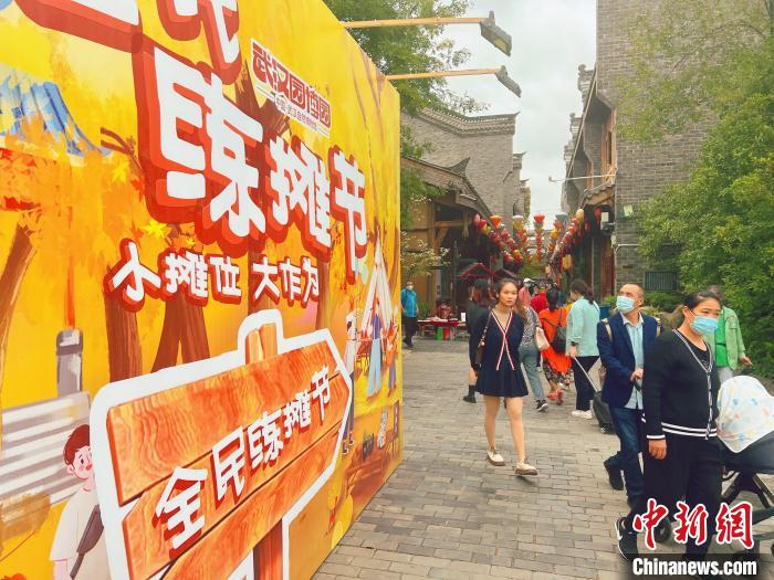 图为武汉园博园全民练摊节“乐里集贸”活动现场。 武汉市台办供图 图为武汉园博园全民练摊节“乐里集贸”活动现场。 武汉市台办供图