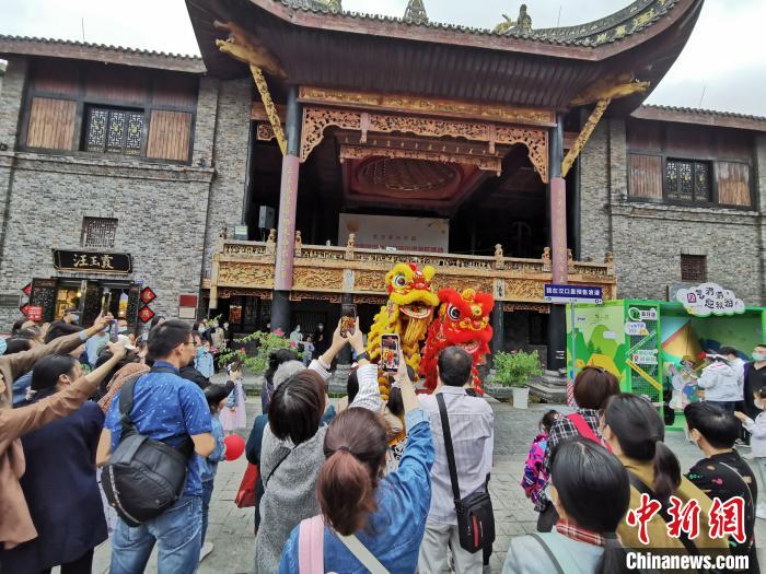 图为武汉园博园全民练摊节“乐里集贸”活动现场。 武汉市台办供图 图为武汉园博园全民练摊节“乐里集贸”活动现场。 武汉市台办供图
