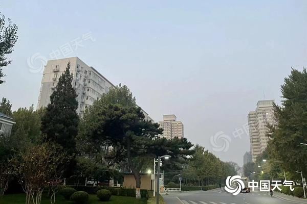 北京今晨有轻雾。(图/中国天气网 王晓) 北京今晨有轻雾。(图/中国天气网 王晓)