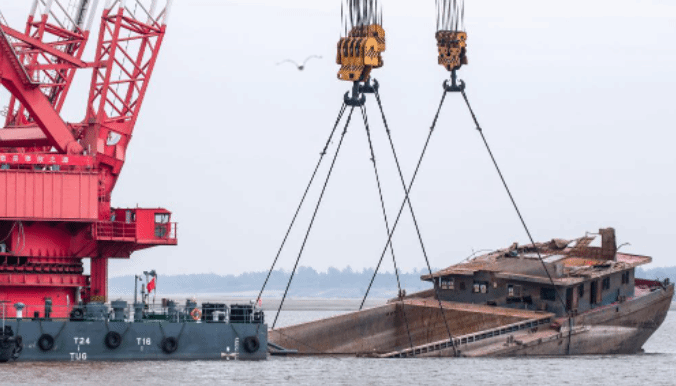 长江干线碍航历史沉船应急抢险打捞工作首次实施