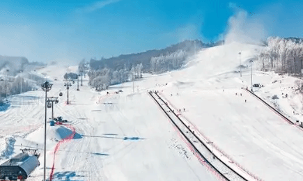 各大雪场陆续“开板”冬季旅游逐渐升温 相关产品线路预订量大增