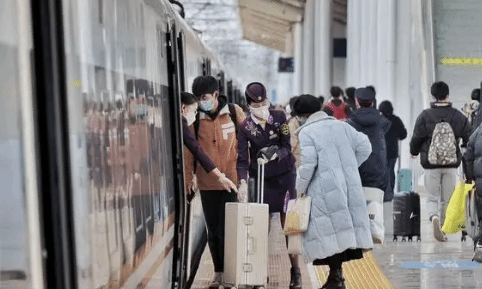 2023年中国春运首日发送旅客同比增长38.9%