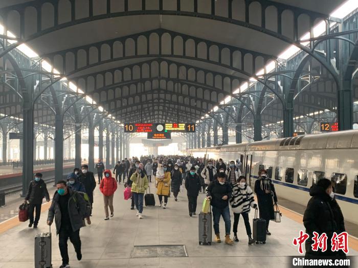 旅客有序下车。 哈铁提供 旅客有序下车。 哈铁提供