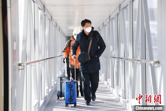 旅客乘机抵达漠河古莲机场。 邵天李 摄 旅客乘机抵达漠河古莲机场。 邵天李 摄