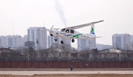 我国自主研制四座氢燃料内燃机飞机验证机成功首飞