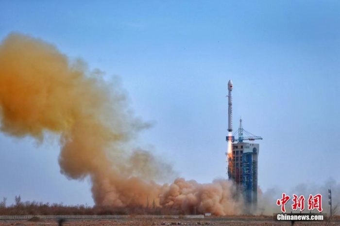 北京时间2023年3月31日14时27分,中国在酒泉卫星发射中心使用长征四号丙运载火箭,成功将遥感三十四号04星发射升空,卫星顺利进入预定轨道,发射任务获得圆满成功。该卫星主要用于国土普查、城市规划、土地确权、路网设计、农作物估产和防灾减灾等领域。此次任务是长征系列运载火箭的第470次飞行。李昀锡 摄 北京时间2023年3月31日14时27分,中国在酒泉卫星发射中心使用长征四号丙运载火箭,成功将遥感三十四号04星发射升空,卫星顺利进入预定轨道,发射任务获得圆满成功。该卫星主要用于国土普查、城市规划、土地确权、路网设计、农作物估产和防灾减灾等领域。此次任务是长征系列运载火箭的第470次飞行。李昀锡 摄