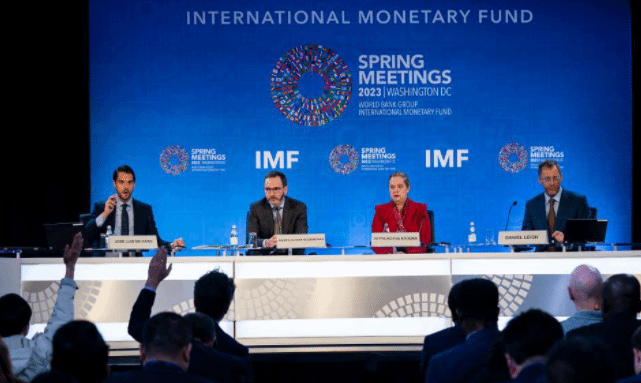 IMF预计2023年中国经济增速为5.2%