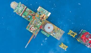 万吨级海上油气平台“倒车入库”完成安装