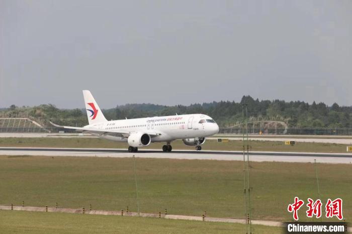 国产大飞机C919抵达成都天府国际机场。　尹敏 摄